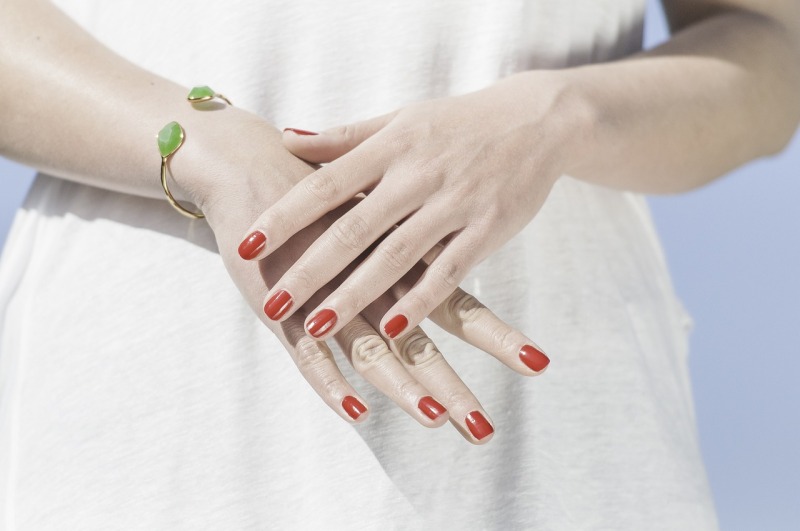 Czerwone paznokcie hybrydowe – ponadczasowy wdzięk i elegancja